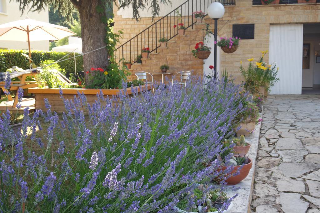 Le Balcon Des Jasses Bed and Breakfast Espere Exteriör bild